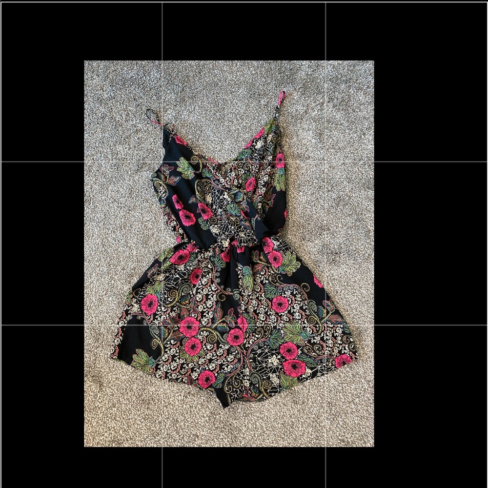 Like New!  Adorable Floral Flattering Short Romper
